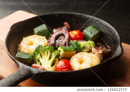 蝦子、章魚和蔬菜蒜蓉醬 126822557