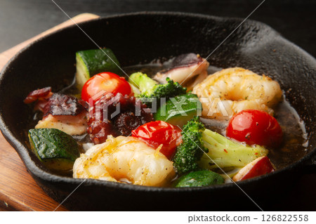 蝦子、章魚和蔬菜蒜蓉醬 126822558