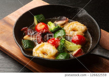 蝦子、章魚和蔬菜蒜蓉醬 126822559