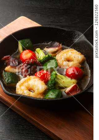 蝦子、章魚和蔬菜蒜蓉醬 126822560