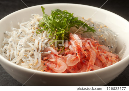 Boiled whitebait, raw whitebait and cherry shrimp rice bowl 126822577