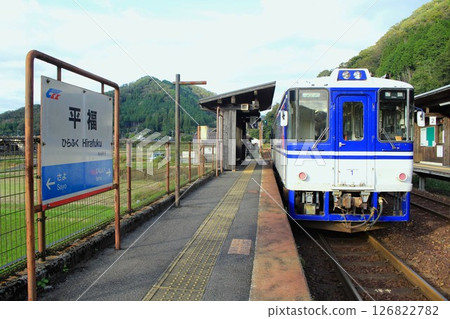 停靠在平福站的智頭特快列車 126822782