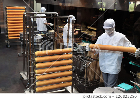 Baumkuchen manufacturing process Baumkuchen manufacturing process 126823250