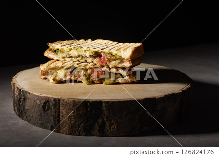 黑色背景圓木上的古巴三明治 黑色背景圓木上的古巴三明治 126824176