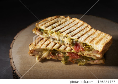 美味的古巴三明治盛放在圓木上 126824177