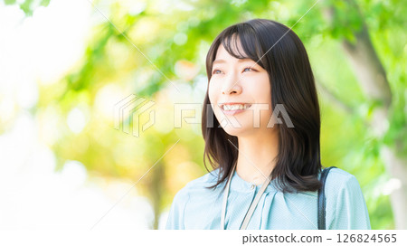 微笑的女人/女商人站在戶外 微笑的女人/女商人站在戶外 126824565
