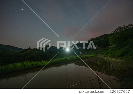 日本岡山縣三崎町大川西梯田上空的美麗星空 日本岡山縣三崎町大川西梯田上空的美麗星空 126827667