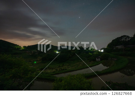 日本岡山縣三崎町大川西梯田上空的美麗星空 126827668