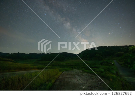 日本岡山縣三崎町大川西梯田上空的美麗星空 日本岡山縣三崎町大川西梯田上空的美麗星空 126827692