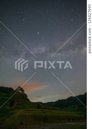 日本岡山縣三崎町大川西梯田上空的美麗星空 日本岡山縣三崎町大川西梯田上空的美麗星空 126827693