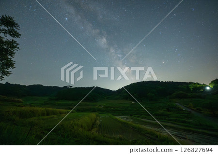 日本岡山縣三崎町大川西梯田上空的美麗星空 126827694