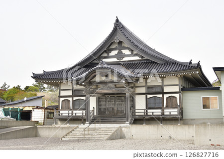 Photographing the grounds of Himochiyama Myooji Temple in spring in Hakodate, Hokkaido 126827716