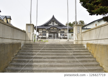 拍攝北海道函館春天的鐮內山明寺寺院 126827719