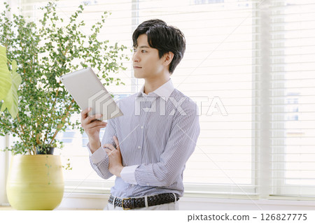 操作平板電腦的商人 126827775