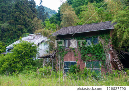 日本岡山縣三崎町大川西的一座古老而美麗的建築 日本岡山縣三崎町大川西的一座古老而美麗的建築 126827790