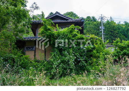 An old and very beautiful building in Ohawanishi, Misaki Town, Okayama Prefecture, Japan 126827792