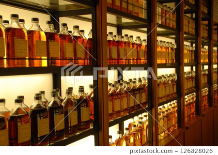 一架琥珀色的威士忌酒 一架琥珀色的威士忌酒 126828026