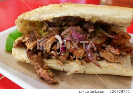 Torta，一種來自中美洲和墨西哥的當地三明治 126829791