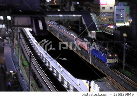 Cassiopeia, towed by EF81-81 + EF64-1030, passing through Nishikawaguchi Station at night_Photo taken on 5/31/2025 Cassiopeia, towed by EF81-81 + EF64-1030, passing through Nishikawaguchi Station at night_Photo taken on 5/31/2025 126829949