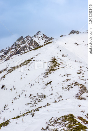 西穗高公的金字塔峰和獨廟。在剩餘的雪季攀登西穗高公的獨目雪山。 126830346
