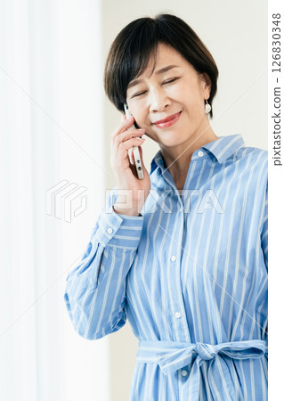 中年婦女在智慧型手機上交談 126830348