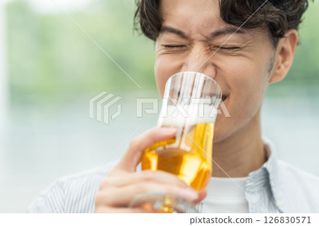 一名男子正在喝美味的啤酒。 126830571