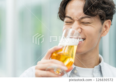 一名男子正在喝美味的啤酒。 126830572