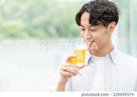 一名男子正在喝美味的啤酒。 126830574