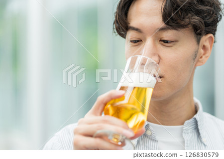 一名男子正在喝美味的啤酒。 126830579