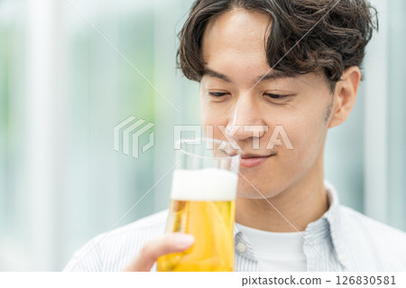 一名男子正在喝美味的啤酒。 126830581