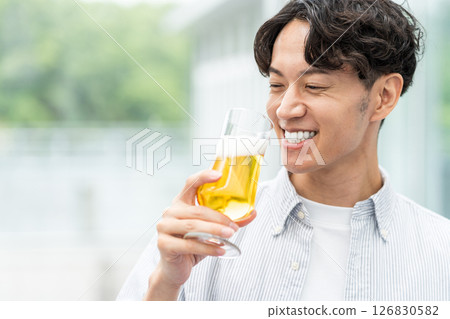 一名男子正在喝美味的啤酒。 126830582