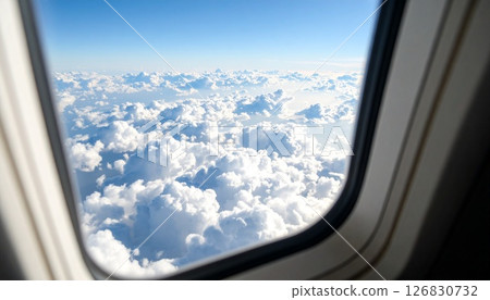 從飛機窗口看到的雲和天空 從飛機窗口看到的雲和天空 126830732