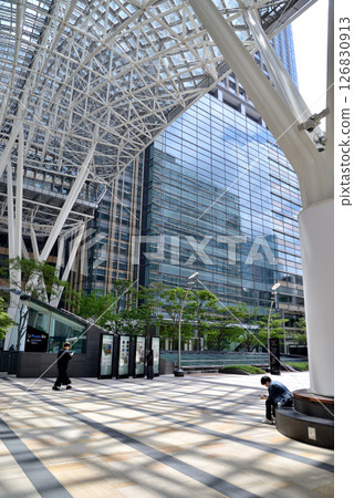 六本木製商業設施正面的時尚天花板設計 六本木製商業設施正面的時尚天花板設計 126830913