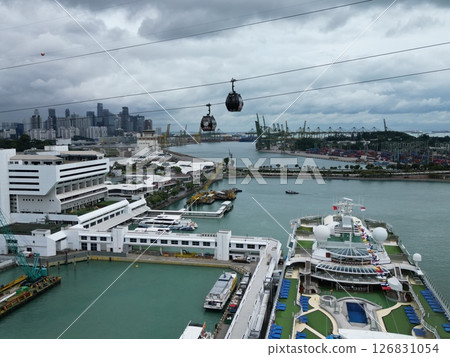 從新加坡港上空俯瞰遊輪和纜車 從新加坡港上空俯瞰遊輪和纜車 126831054