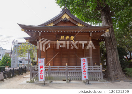 [Japan] A small shrine building at Matsudo Shrine in Chiba Prefecture and a white flag erected in front of it to celebrate shrine visits and Shichigosan visits 126831209