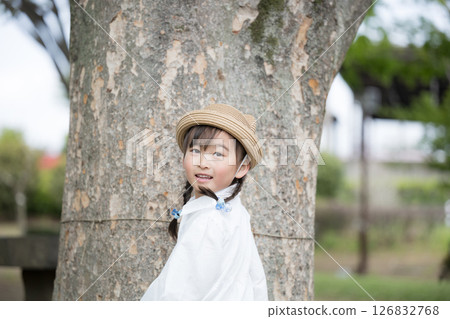 Daruma-san ga koronda - 女孩在戶外玩耍並回頭看 126832768