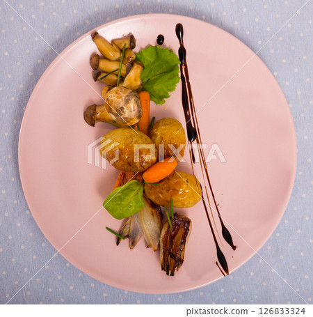 Grilled mushrooms with vegetables Grilled mushrooms with vegetables 126833324
