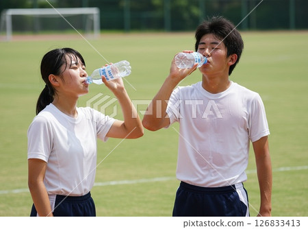 暑期社團活動期間男女學生喝水 暑期社團活動期間男女學生喝水 126833413