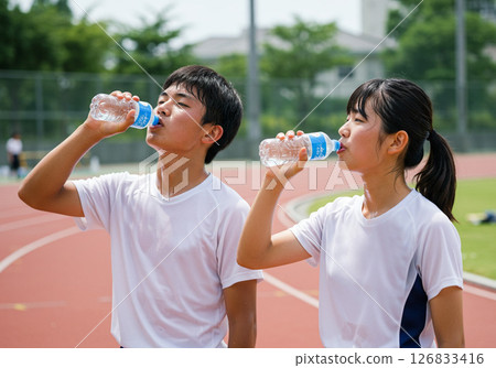 暑期社團活動期間男女學生喝水 126833416