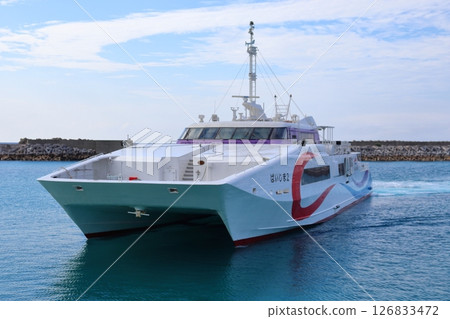 進入波照間港(灰島2)的定期渡輪 進入波照間港(灰島2)的定期渡輪 126833472