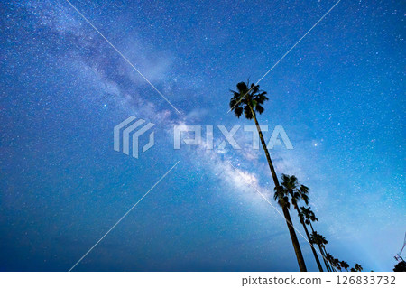 I look up at the Milky Way 126833732