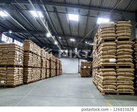 一個巨大的倉庫，裡面儲存著大量大米 126833829