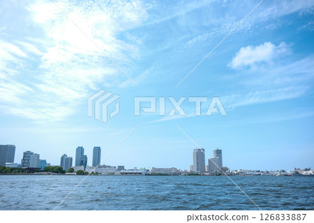 陽光明媚的日子，從海上欣賞摩天大樓的城市景觀 126833887