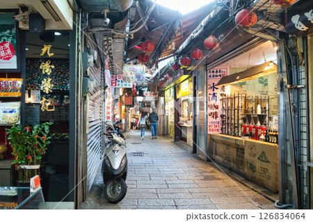 台灣九份 九份老街 復古購物街 126834064