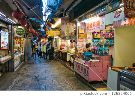 台灣九份 九份老街 復古購物街 126834065