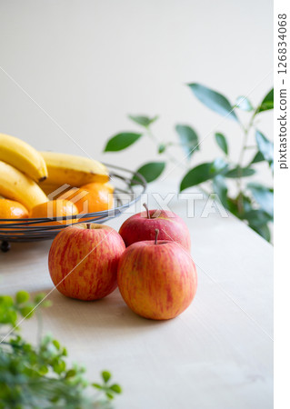 有新鮮水果和盆栽的房間 126834068