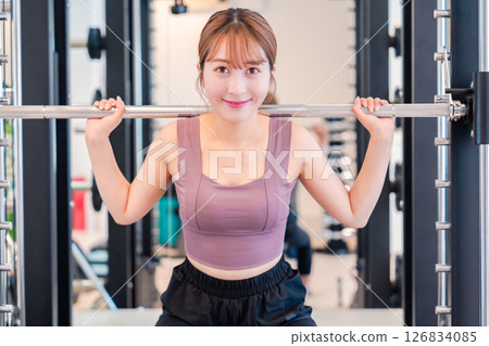 運動型的年輕女子在健身房鍛煉 運動型的年輕女子在健身房鍛煉 126834085