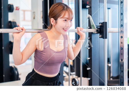 運動型的年輕女子在健身房鍛煉 126834088