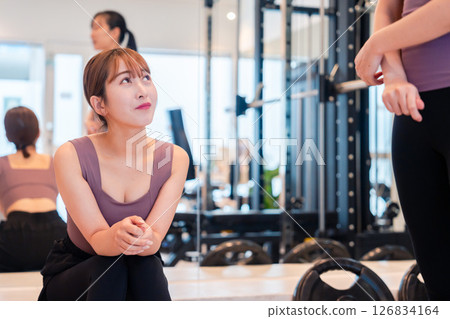 女士們在健身房鍛鍊時進行有趣的交談 女士們在健身房鍛鍊時進行有趣的交談 126834164