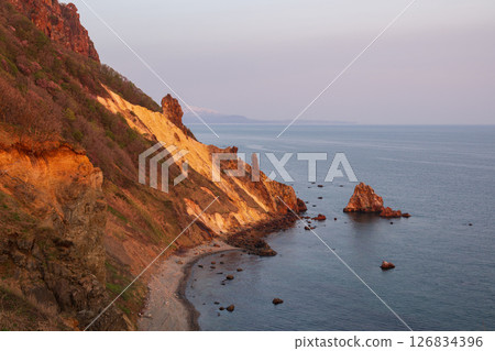 沐浴在清晨陽光下的海岸線懸崖岩石 126834396